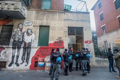 Blitz delle forze dell'ordine in via Gola, a Milano 1