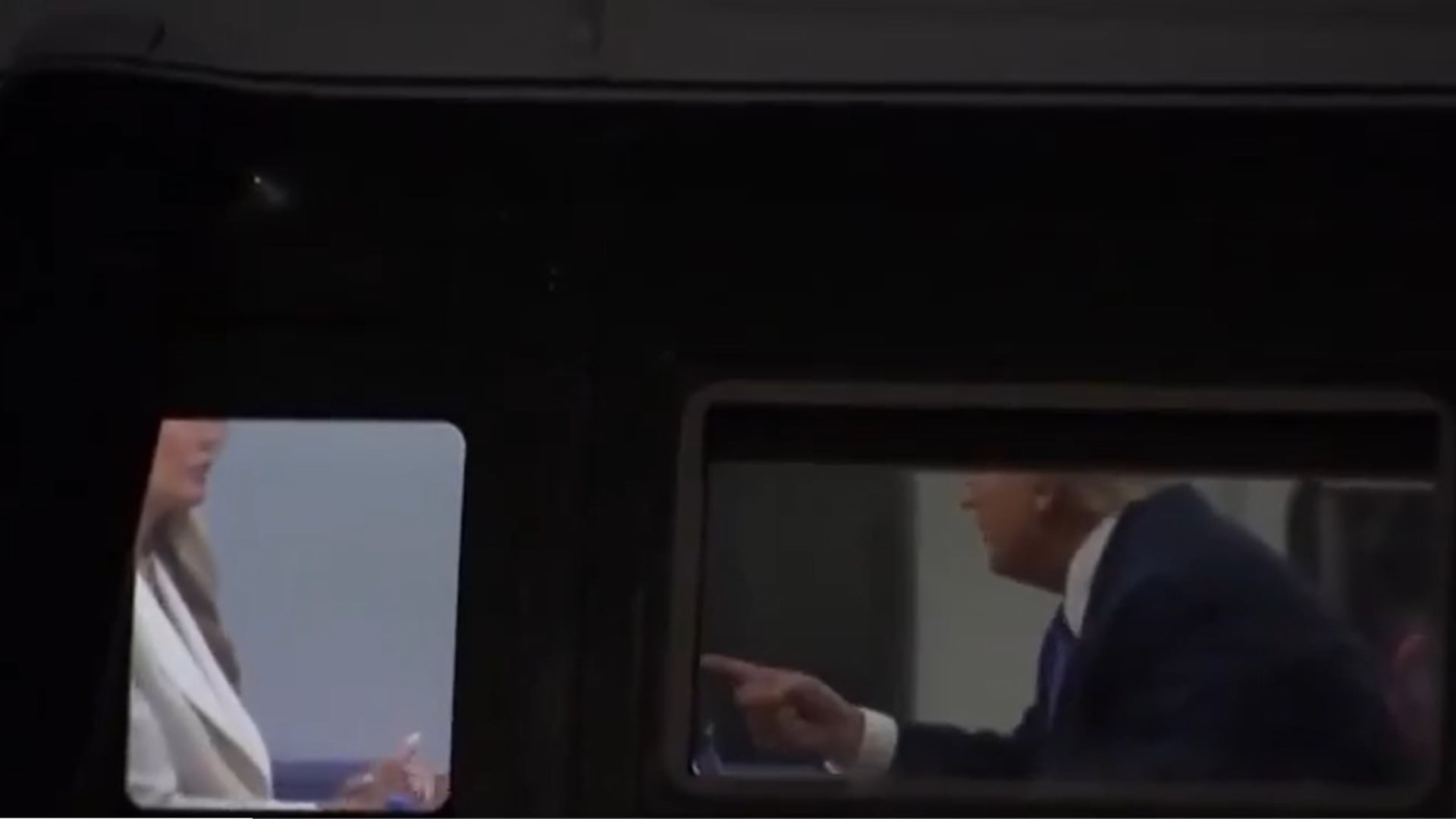 Trump, Melania e quel dito puntato. È giallo sul video: cosa è successo
