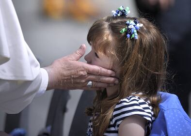 Lizzy abbraccia il Papa prima di diventare cieca 1