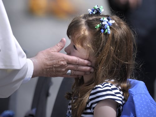 Lizzy abbraccia il Papa prima di diventare cieca