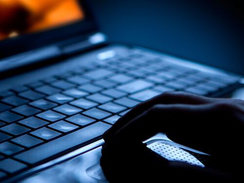 Insegnante sbaglia link e manda un video porno agli studenti