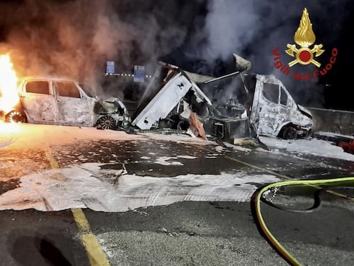 Assalto armato al deposito Dhl. Auto a fuoco e chiodi in strada