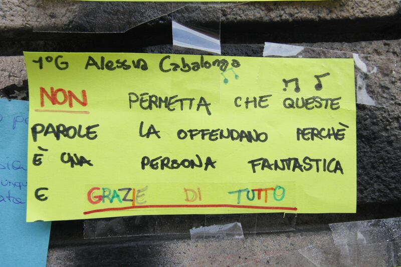 Insulti alla preside: sul muro compare un murale di post-it degli alunni 6