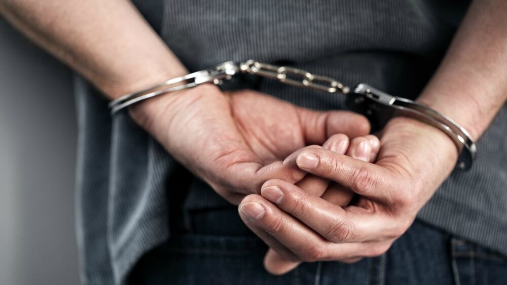 Torino, scavano buche nel parco per occultare droga, fermati africani
