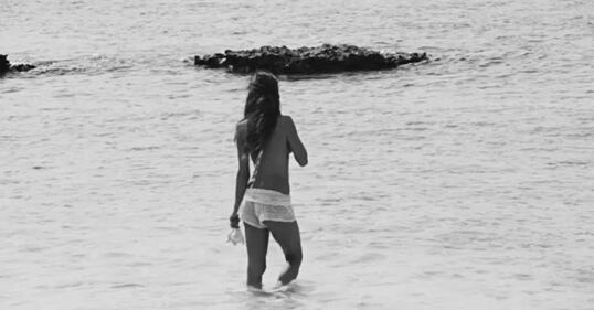 Alessandra Ambrosio completamente nuda in spiaggia 5