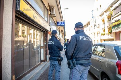 Entrano armati di coltello e rapinano un "Compro Oro": feriti tre anziani 2