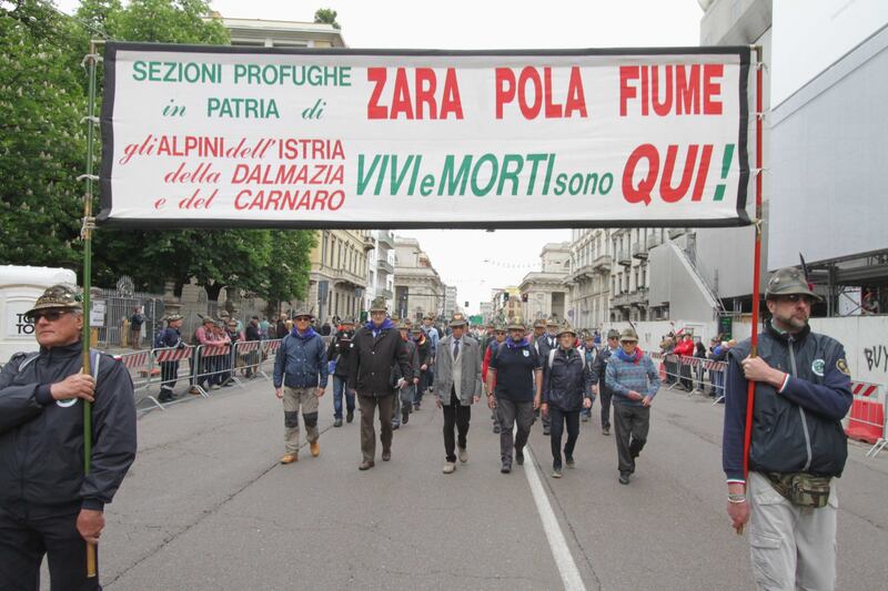 A Milano sfilano gli Alpini: 500mila penne nere invadono il centro 3