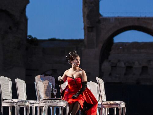 Nonostante la Vespa al posto delle carrozze funziona la "Traviata" di Mariani a Caracalla