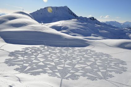 Gli spettacolari disegni, realizzati camminando sulla neve 5