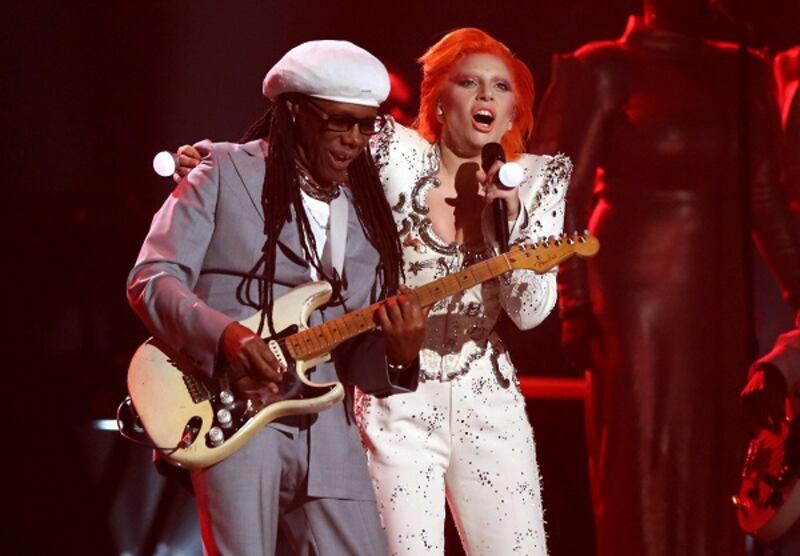 Lady Gaga: capelli rosso fuoco per i Grammy 2016. Foto 13