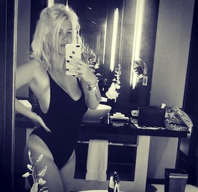 Wanda Nara hot, legge e mostra il lato b 12