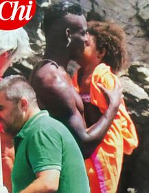 Mario Balotelli papà tenerissimo al mare con la piccola Pia 3