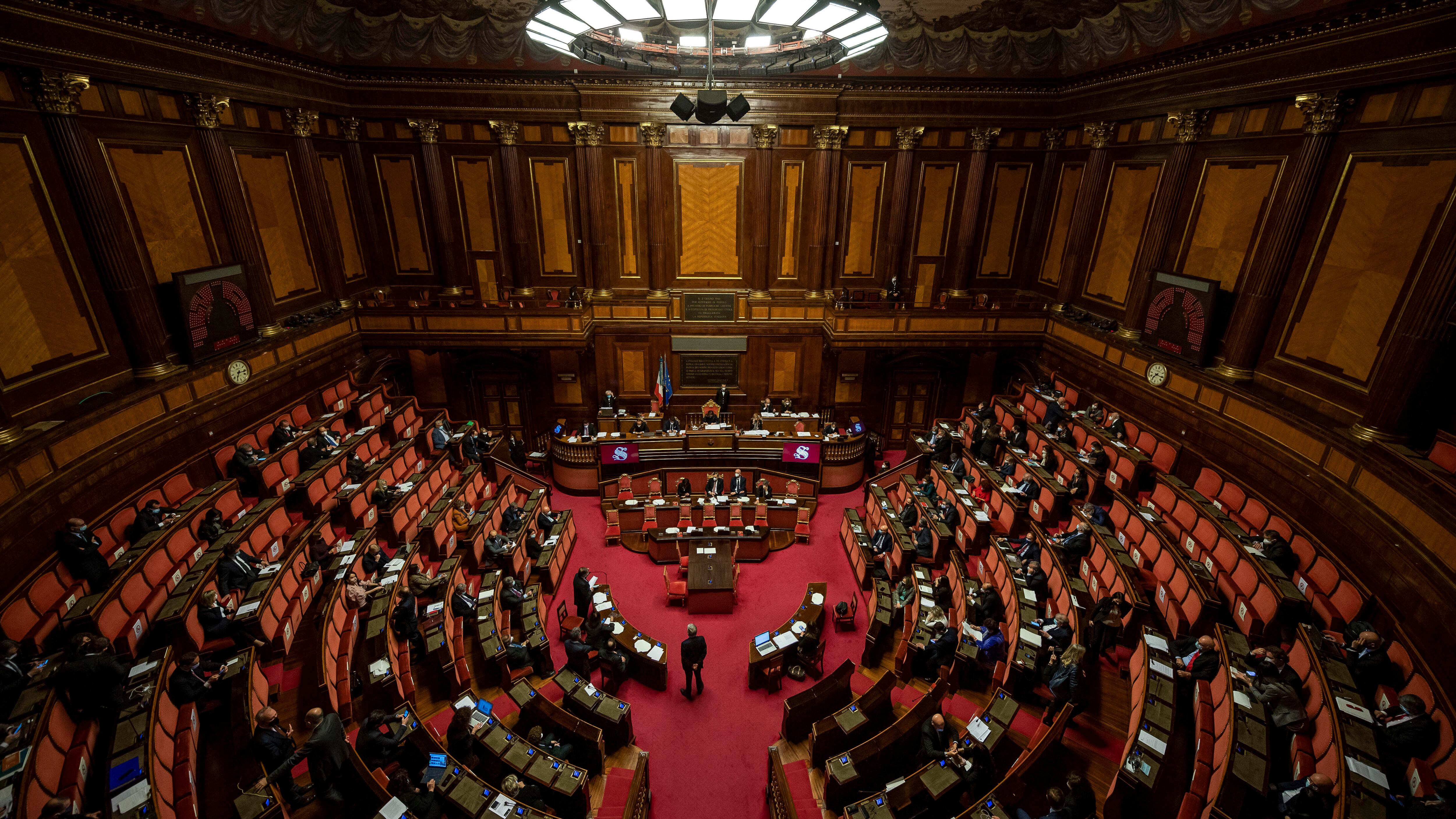 Maratona al Senato. Draghi incassa la fiducia: 262 i "sì". Ma i "no" sono 40