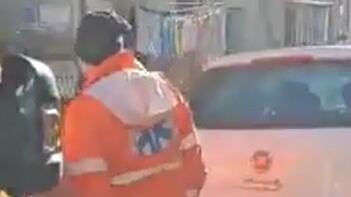 Auto in sosta selvaggia blocca l'ambulanza: barella portata a piedi