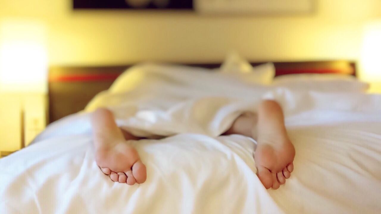 La scienza dà la ricetta del sonno perfetto: "Avete sempre sbagliato tutto"