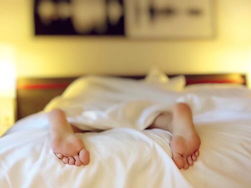 La scienza dà la ricetta del sonno perfetto: "Avete sempre sbagliato tutto"