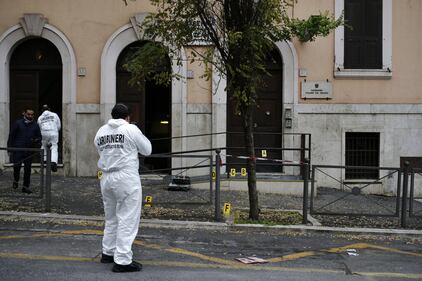 Roma, ordigno rudimentale contro la caserma dei carabinieri 11