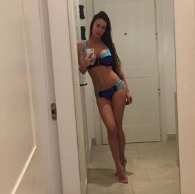 Antonella Mosetti, curve mozzafiato in giallo 3