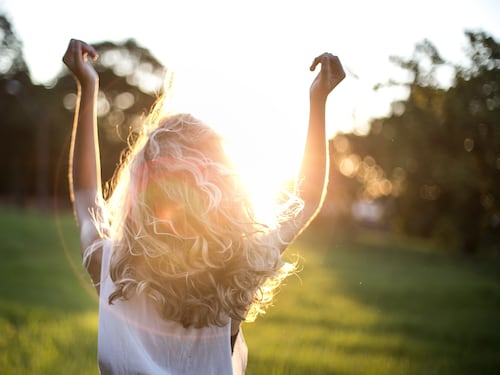 Capelli, quali sono i benefici del sole in estate