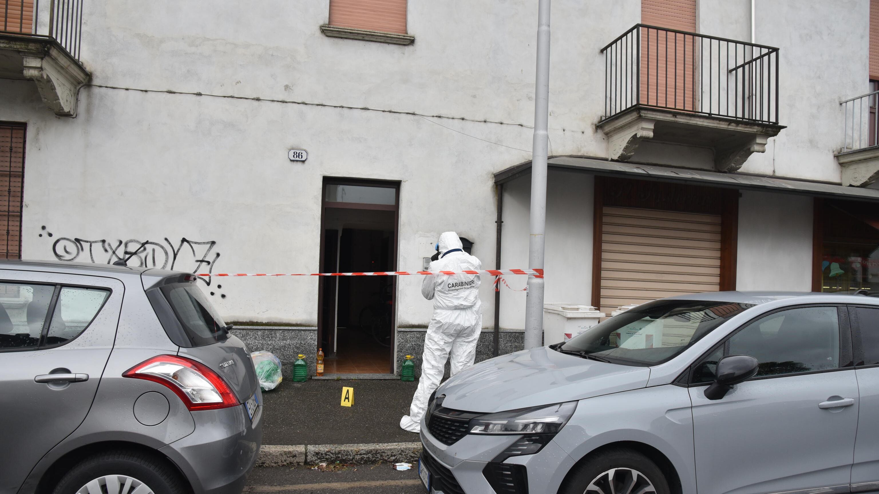 Assassinato in casa con 24 coltellate. Orrore a Vigevano, confessa il killer: è un 25enne