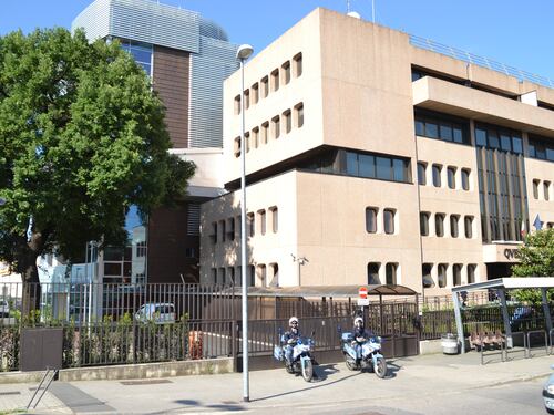 Pedinavano e rapinavano imprenditori, arrestati cinque stranieri