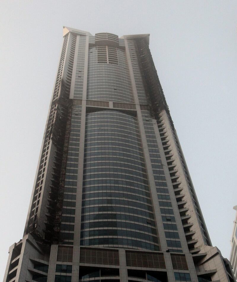 Dubai, 'incendio alla Torch Tower: venti piani in fiamme 4