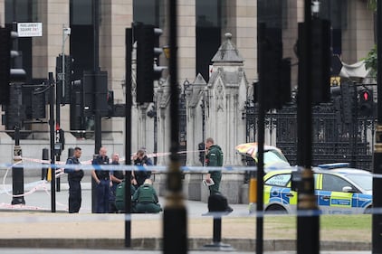 Londra, auto contro il parlamento 4