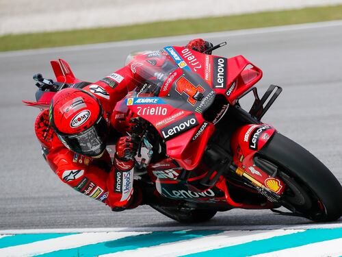 MotoGP, Bagnaia (in pole) finisce terzo nella Sprint Race: cosa è successo in Malesia