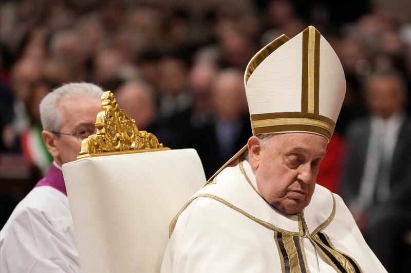 Papa Francesco, le immagini che allarmano i fedeli: al Concistoro con un vistoso ematoma, le foto 8