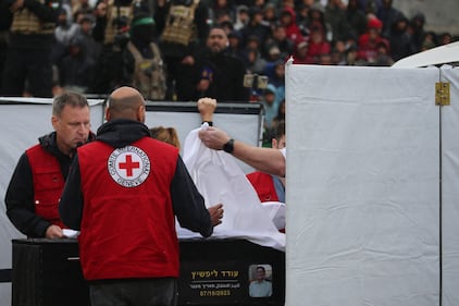 Hamas e il palco dell'orrore: esposte le bare dei 4 ostaggi morti 14