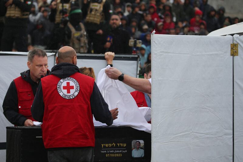 Hamas e il palco dell'orrore: esposte le bare dei 4 ostaggi morti 14