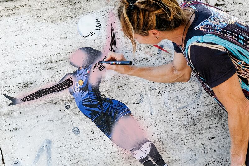 Vandalizzato il murale di Egonu a Roma: ignoti le cancellano la faccia e la dipingono di rosa 5