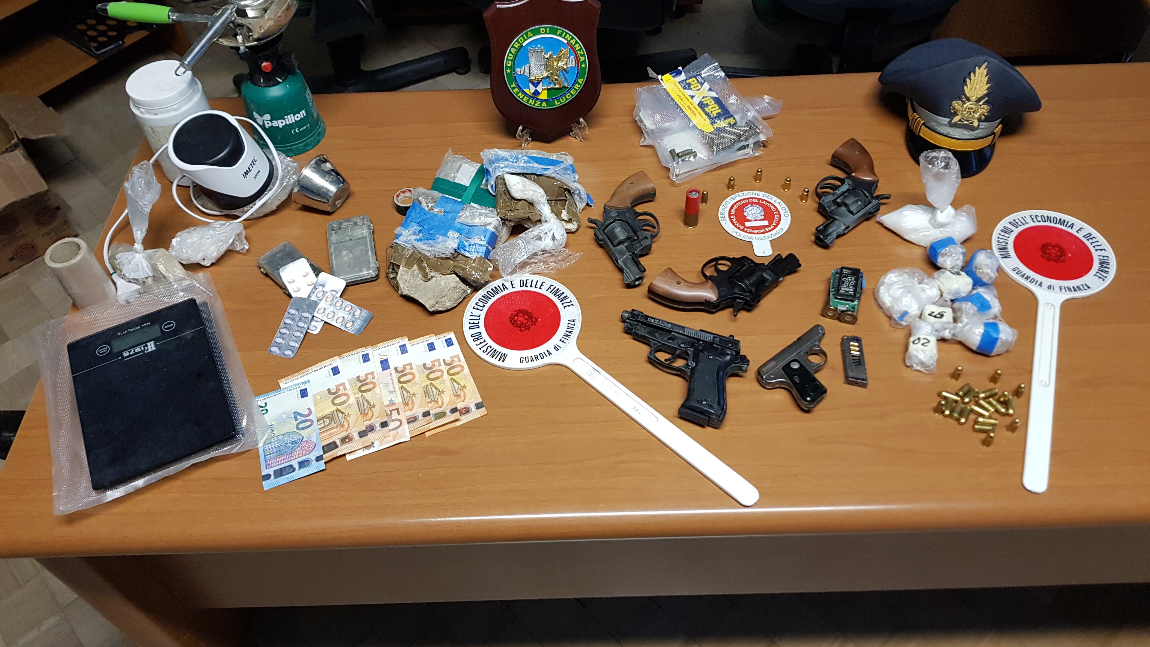 Sequestrate armi, munizioni e droga in una carrozzeria di Lucera