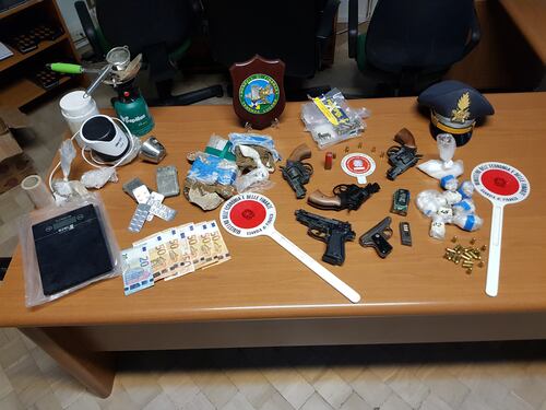 Sequestrate armi, munizioni e droga in una carrozzeria di Lucera