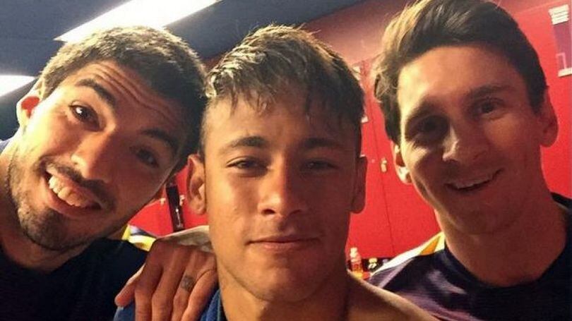 Neymar si "cura" dall'infortunio al Carnevale di Rio: rabbia tifosi