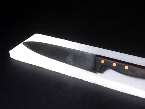 Ragazzina di 15 anni uccide la mamma con una coltellata alla schiena