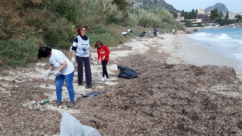 Una spiaggia piena di plastica affoga Santa Flavia 6