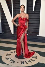 Alessandra Ambrosio, topless con ventaglio 28