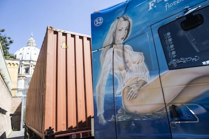 Il camion con le immagini osè imbarazza il Vaticano 2