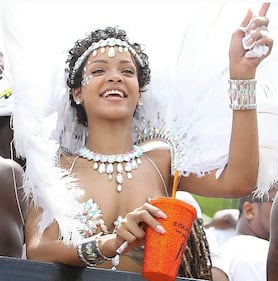 Rihanna al Carnevale delle Barbados Tutta piume e davvero pochi vestiti 4