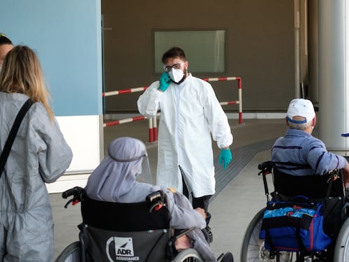 Allarme contagi dall'Albania: Rossi vuole bloccare gli aerei