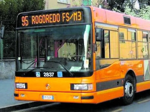 L'autobus inchioda, i passeggeri cadono: dieci feriti sulla 95