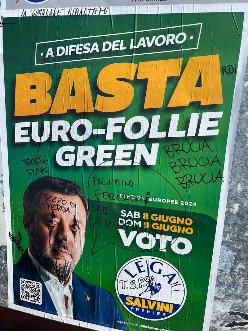 Uno dei manifesti vandalizzati