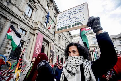 "Free Shahin". Il presidio pro Pal in piazza Scala 7