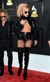Lady Gaga in pelle ai Grammy Awards 2
