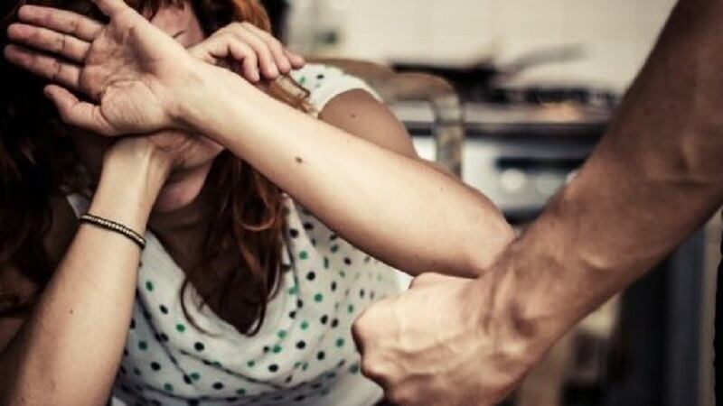 Picchia moglie e suocera per mesi: denunciato un 63enne