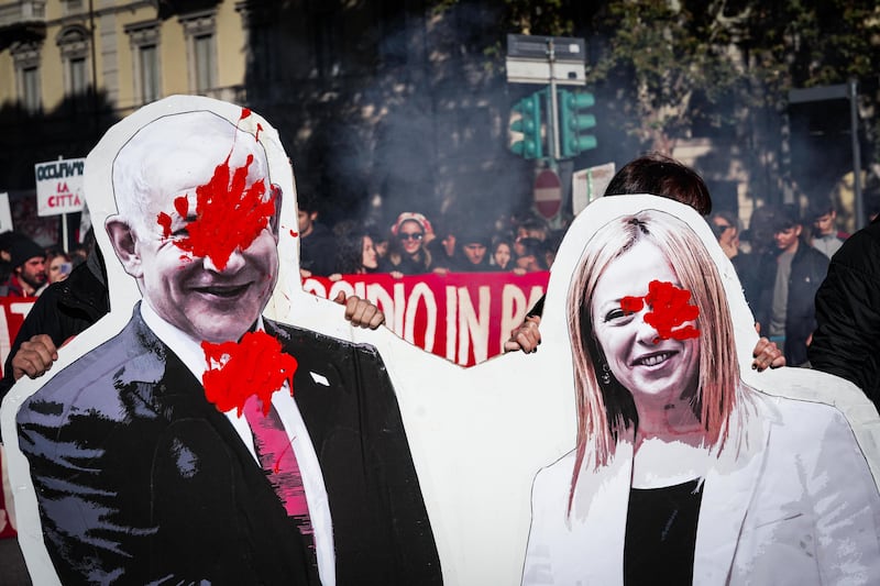 Manifesti elettorali del centrodestra bruciati e roghi lungo il corteo degli studenti a Torino 4