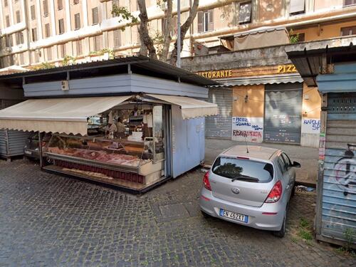 Netturbino gli chiede di spostare l'auto: lui lo minaccia con un coltello