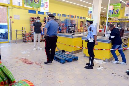 Sparatoria in un supermercato a Cormano: ferita una bambina e un vigilante 8