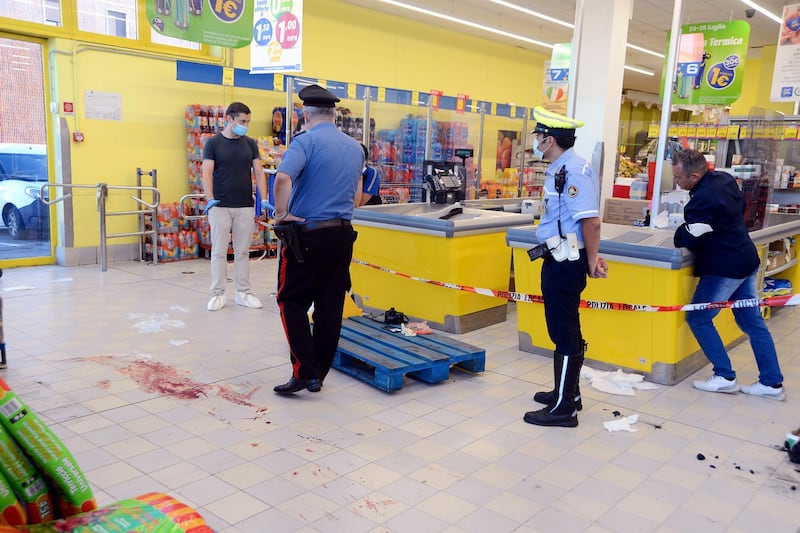 Sparatoria in un supermercato a Cormano: ferita una bambina e un vigilante 8